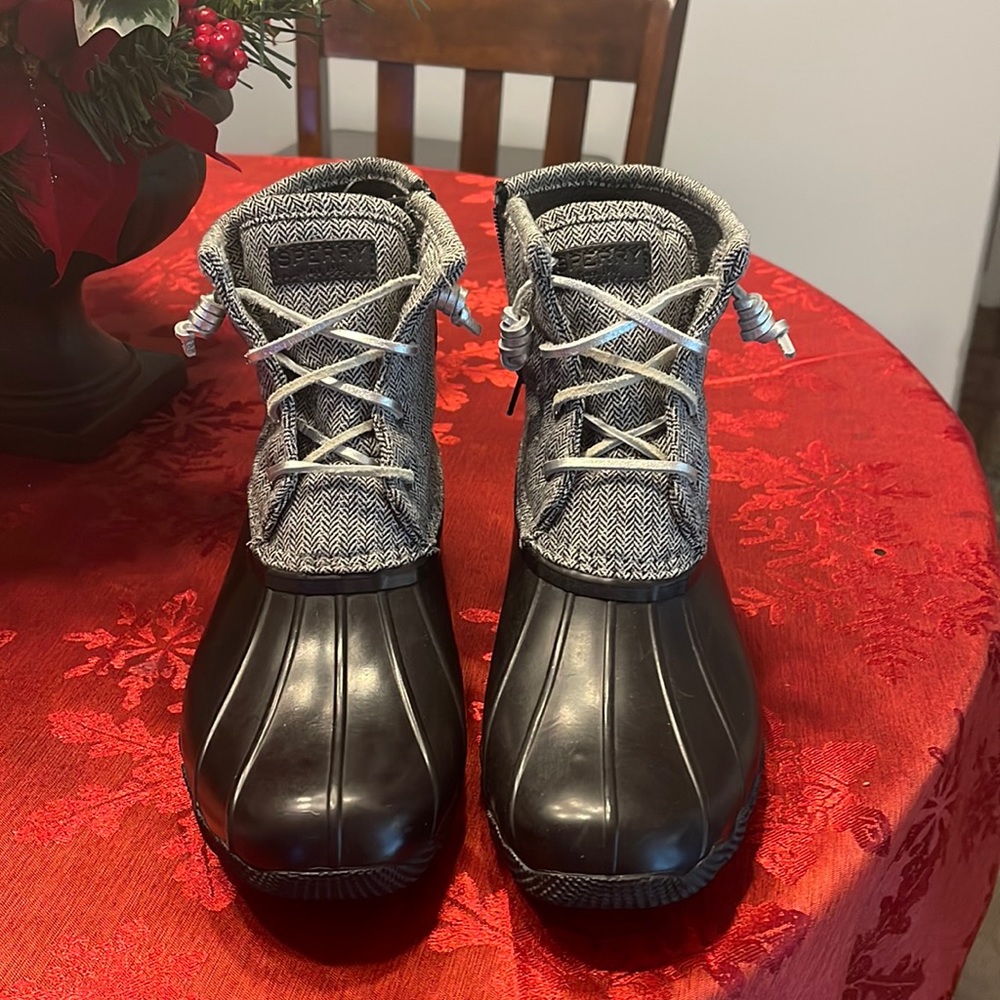 NWOT Sperry duck boots silver and black